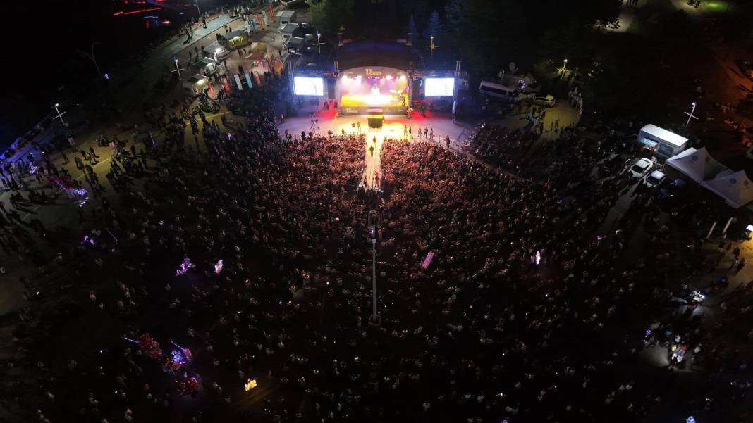 Beyşehir Göl Festivali başladı! Ünlü şarkıcı sevenleriyle buluştu 7